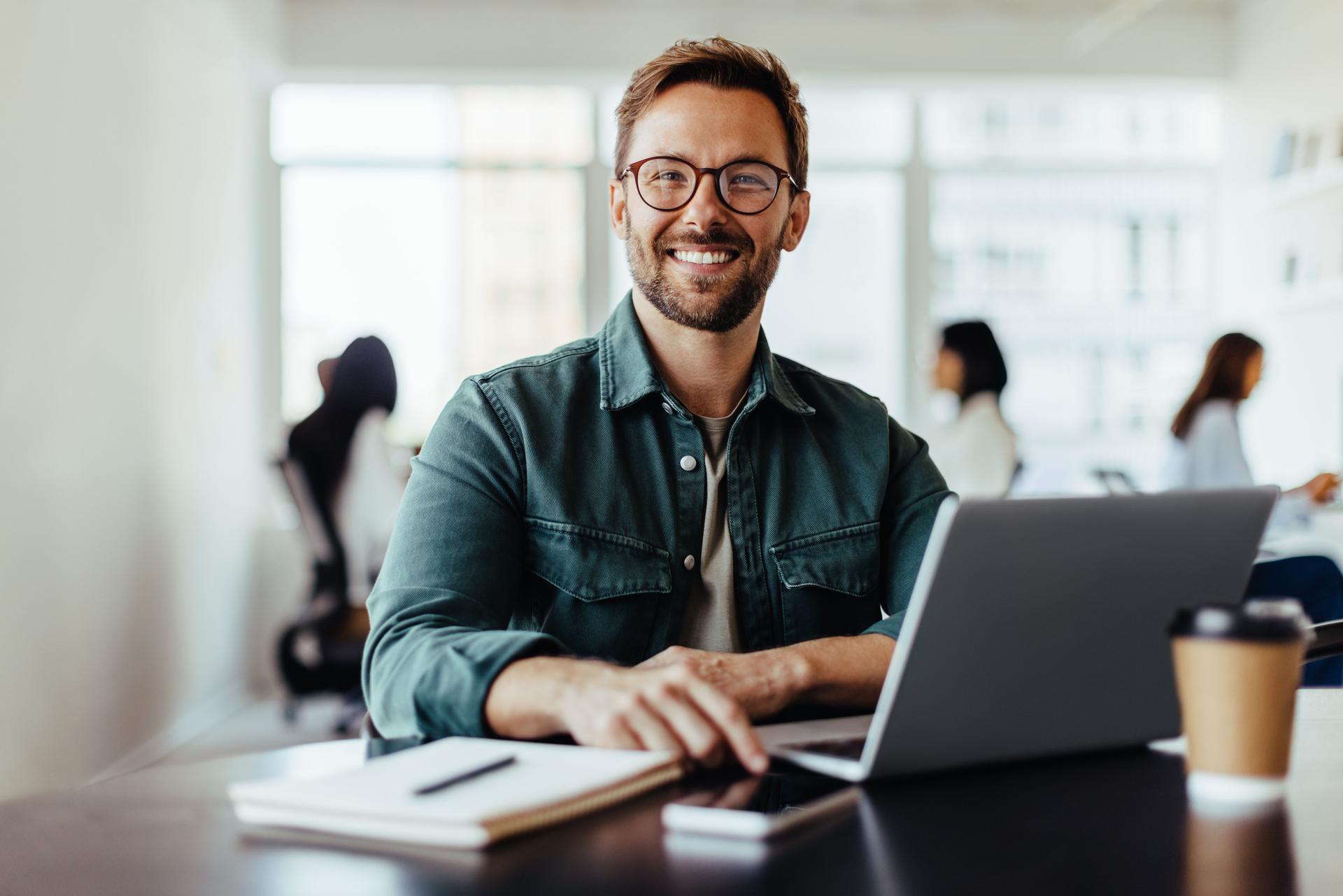 Portrait d’un homme d’affaires assis dans un bureau