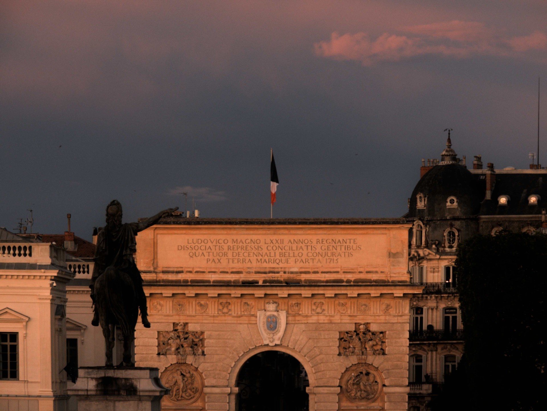 Street photos - View of the Arc de Triomphe built in 1691 by night